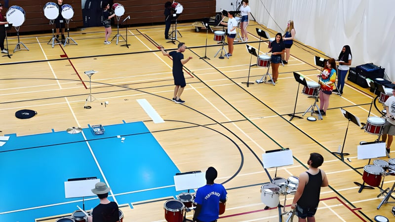 Die A.L. Fortune Secondary School zeigt eine Vielzahl von Aktivitäten in ihrer großen Sporthalle mit Basketballfeld.