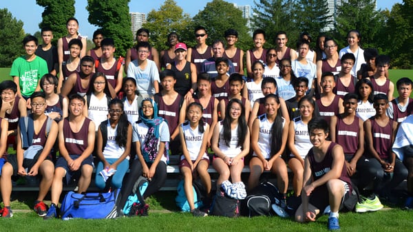 Schülerinnen und Schüler des Albert Campbell Collegiate Institute versammeln sich im Park auf dem Schulgelände.