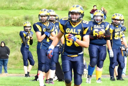 Eine Gruppe junger Fußballspieler steht auf dem Rasenfeld der Alexander Galt Regional High School.