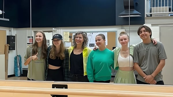 Eine Gruppe von Schülerinnen steht gemeinsam in einem Klassenraum der Alexander Mackenzie High School.