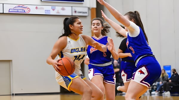 Schüler der Alexander Academy spielen während eines Basketballspiels auf dem Schulhof.