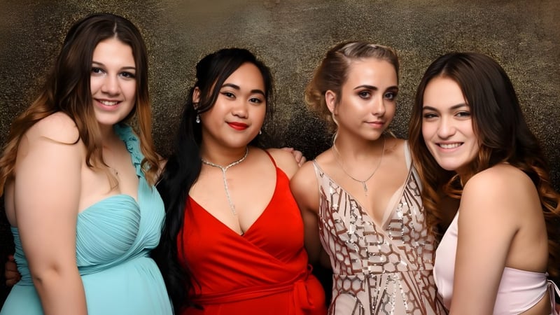 Vier Schülerinnen des Alfriston College posieren gemeinsam vor einem goldfarbenen Hintergrund.