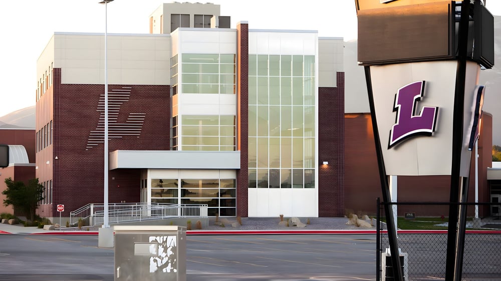 Ein modernes mehrstöckiges Gebäude mit auffälliger Architektur auf dem Gelände des Alpine School District.