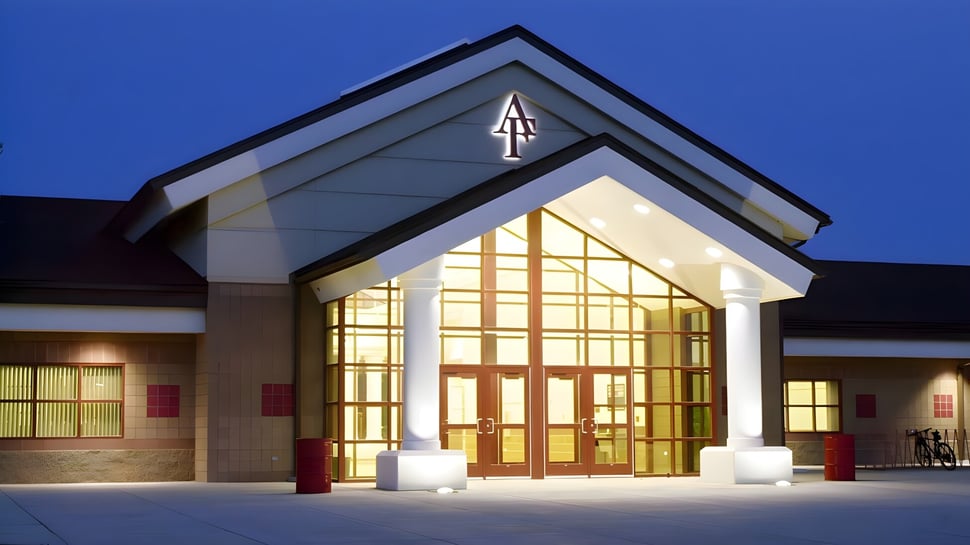 Das moderne Kirchengebäude mit großem Glaseingang und Kreuz auf der Fassade auf dem Gelände der American Falls High School.