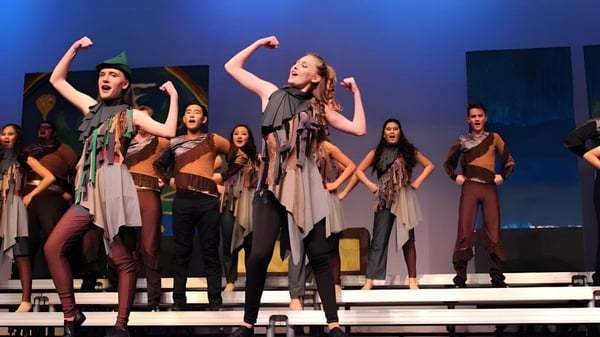 Eine Gruppe von Tänzerinnen und Tänzern führt auf der Bühne eine Tanzaufführung im Anaheim Union High School District auf.