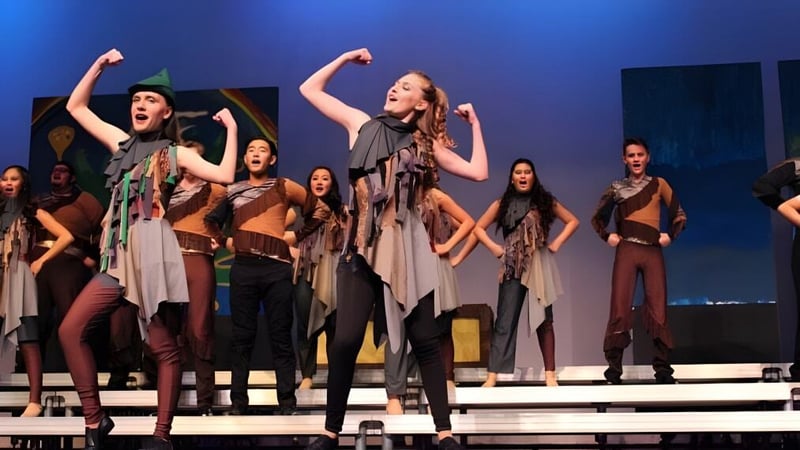 Eine Gruppe von Tänzerinnen und Tänzern führt auf der Bühne eine Tanzaufführung im Anaheim Union High School District auf.