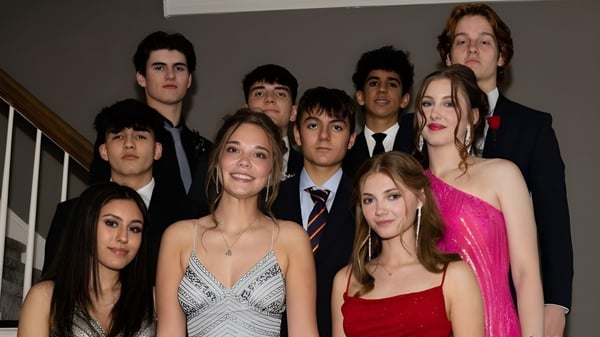 Eine Gruppe von Schülerinnen und Schülern der Andrews Osborne Academy posiert gemeinsam bei einer formellen Veranstaltung.