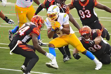 Schüler des Antelope Valley Union High School District sind bei einem Footballspiel während eines Tacklings auf dem Spielfeld zu sehen.