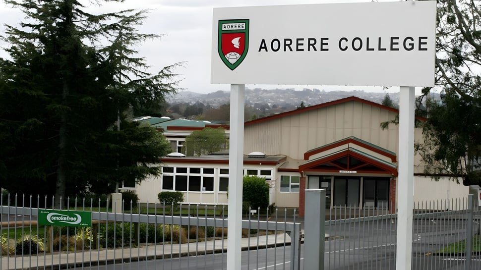 Der Eingang vom Aorere College mit Gebäuden, Bäumen und einem Schild mit dem Namen der Schule.