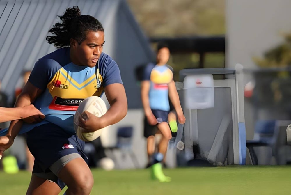 Eine Schülerin läuft auf dem Sportfeld des Aorere College, während weitere Personen im Hintergrund zu sehen sind.