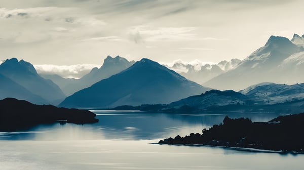 Ein See mit schneebedeckten Bergen im Hintergrund, aufgenommen in der Nähe von Aotea College.