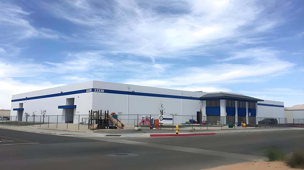 Das große Industriegebäude auf dem Gelände der Apple Valley Christian School ist von Baumaschinen und Absperrungen umgeben.