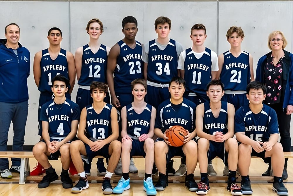 Eine Gruppe von Schülern des Appleby College posiert in Basketball-Uniformen in einer Turnhalle.