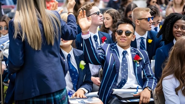 Eine Gruppe von Schülerinnen und Schülern in formeller Kleidung feiert gemeinsam auf einer Veranstaltung am Appleby College.