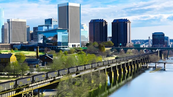 Blick auf die moderne Stadtansicht mit Hochhäusern und einer Fußgängerbrücke nahe der A.R. MacNeill Secondary School.