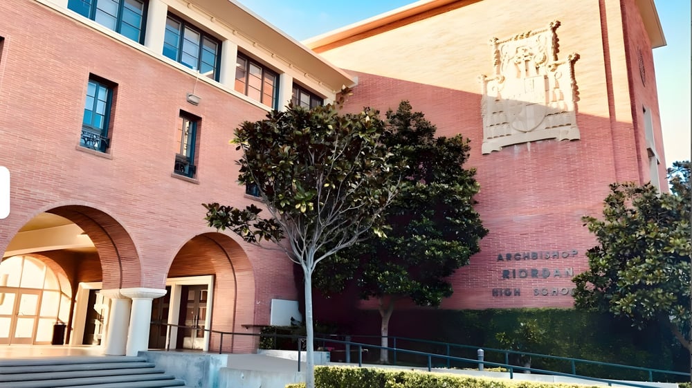 Das pinkfarbene Gebäude mit bogenförmigen Eingängen steht auf dem Gelände der Archbishop Riordan High School.