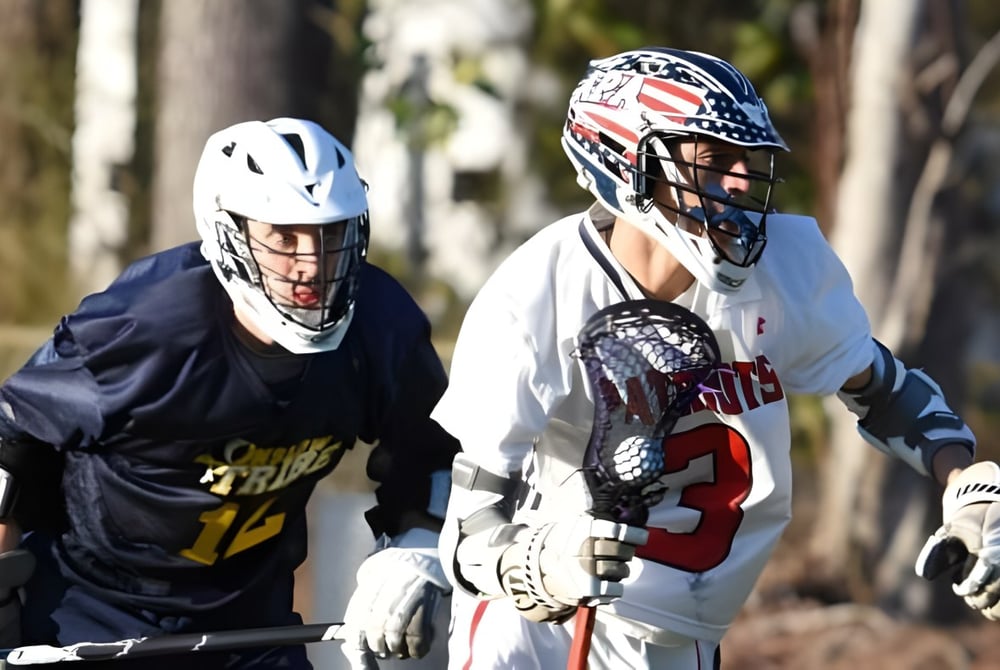 Zwei Lacrosse-Spieler gehen gemeinsam auf dem Spielfeld der Arendell Parrott Academy.