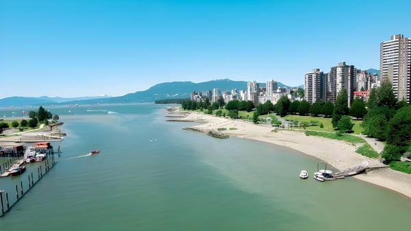 Blick auf die Küstenstadt mit Hochhäusern und Promenade vom Campus der Argyle Secondary School aus.
