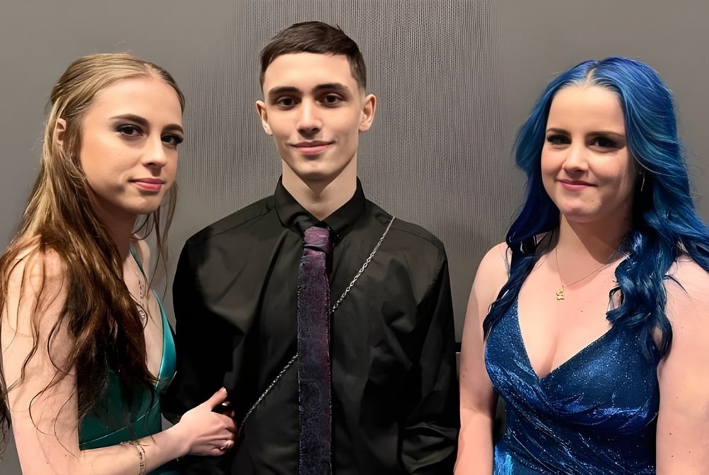 Drei Personen posieren zusammen vor grauem Hintergrund auf einem Teamfoto der Armadale Senior High School.