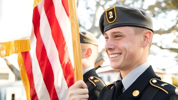 Ein Mann in Militäruniform steht neben einer amerikanischen Flagge vor verschneiter Landschaft auf dem Gelände der Army and Navy Academy.