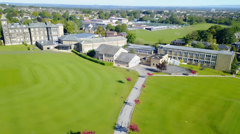 Der Campus des Ashville College liegt eingebettet in üppiges Grün mit einem geschwungenen Weg zwischen historischen und modernen Gebäuden.