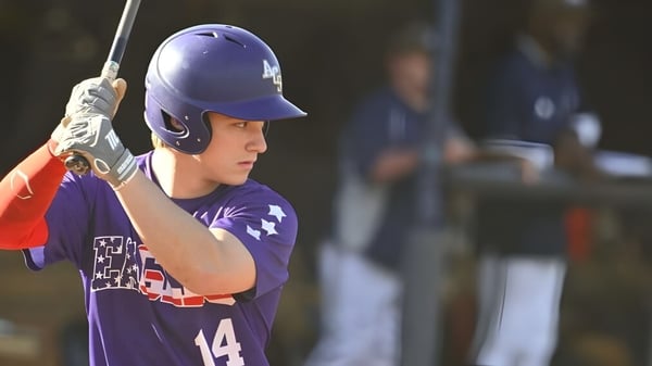Ein Baseballspieler der Athens Christian School steht am Schlagmal und bereitet sich auf einen Schlag vor.
