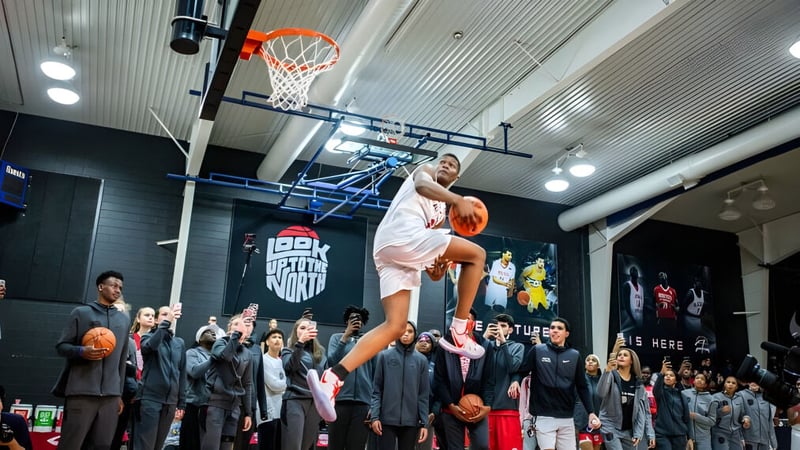 Ein Basketballspieler springt zum Korb während einer Veranstaltung am Athlete Institute.