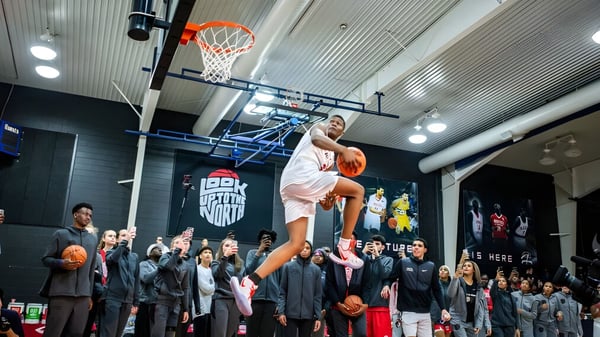 Ein Basketballspieler springt zum Korb während einer Veranstaltung am Athlete Institute.