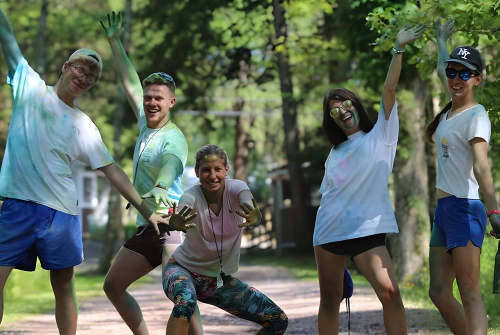 Eine Gruppe Schüler des Athlone Community College geht gemeinsam in einer grünen Außenanlage spazieren.