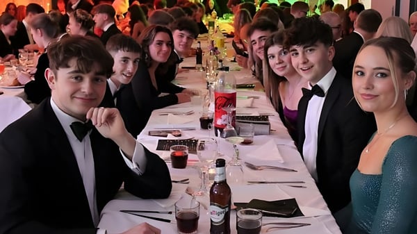 Schüler der Austin Friars School bei einem formellen Abendessen an einem langen Tisch.
