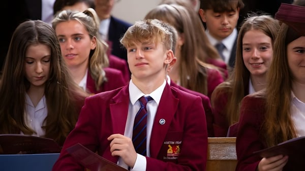 Eine Gruppe Schüler steht zusammen in Schuluniformen auf dem Campus der Austin Friars School.