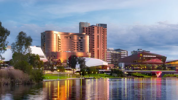 Der Blick auf eine moderne Stadt mit großen Gebäuden und Wasser im Vordergrund vom Campus der Australian Science and Mathematics School.