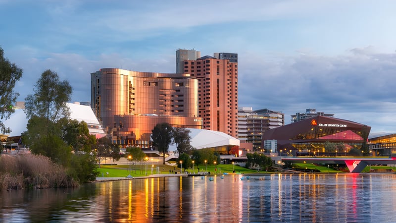 Der Blick auf eine moderne Stadt mit großen Gebäuden und Wasser im Vordergrund vom Campus der Australian Science and Mathematics School.