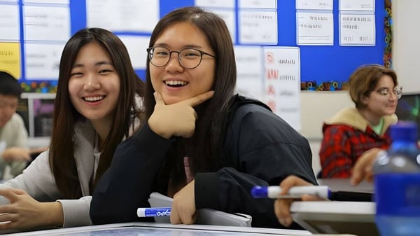 Zwei Schülerinnen interagieren im Klassenzimmer auf dem Campus der Bakersfield Christian School.