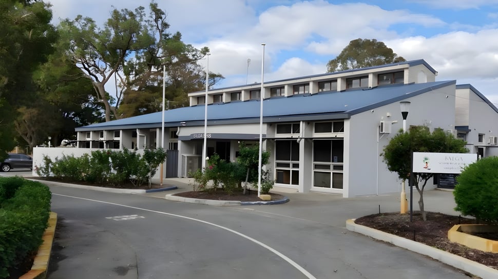 Das moderne mehrstöckige Hauptgebäude der Balga Senior High School mit Glasfassade und begrünten Außenanlagen.