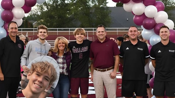Schüler und Erwachsene der Ballard High School versammeln sich vor einem Gebäude mit Luftballons zu einem Schulanlass.