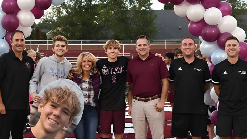 Schüler und Erwachsene der Ballard High School versammeln sich vor einem Gebäude mit Luftballons zu einem Schulanlass.
