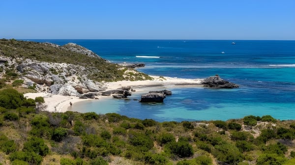 Der felsige Küstenabschnitt mit türkisfarbenem Wasser vor der Ballina Coast High School an einem klaren Himmel.