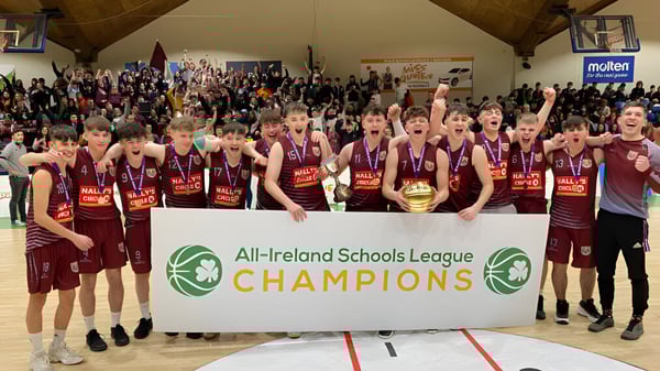 Eine große Gruppe von jungen Athleten der Ballymahon Vocational School feiert mit einem Pokal den Sieg in der All-Ireland Schools League.