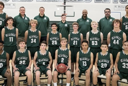 Die Basketballmannschaft der Balmoral State High School posiert in grünen und schwarzen Trikots in der Sporthalle.