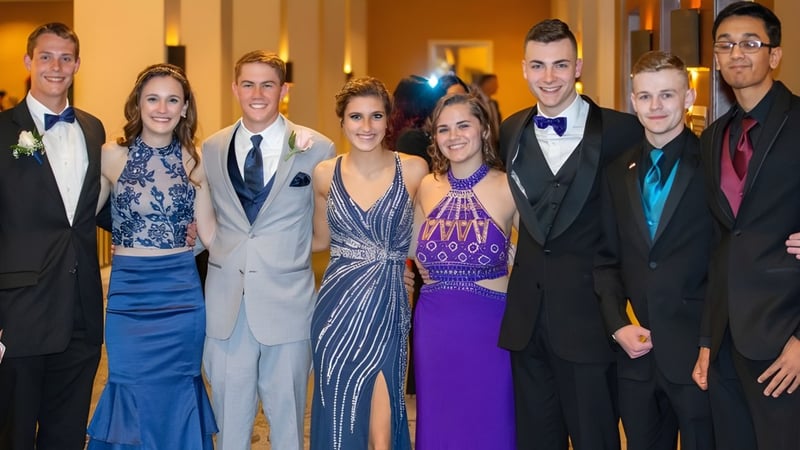 Eine Gruppe formell gekleideter Personen bei einer Veranstaltung auf dem Campus des Bantry Community College.