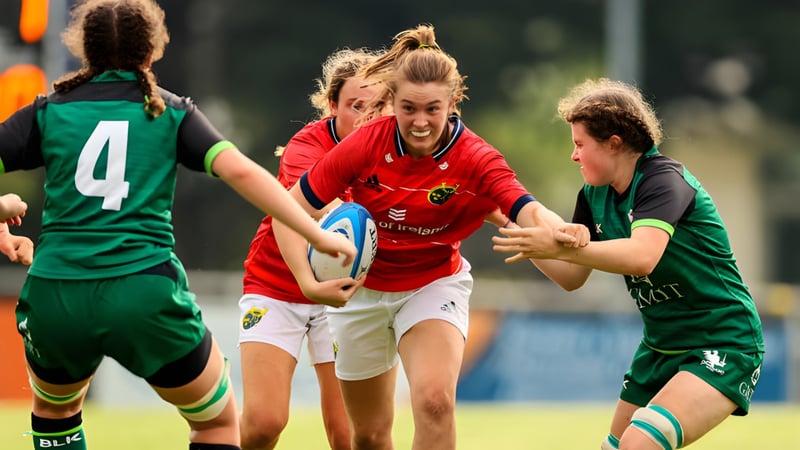 Schülerinnen des Bantry Community College spielen ein intensives Fußballspiel auf dem Sportplatz.