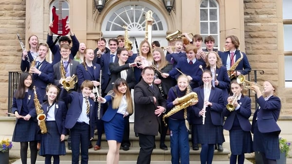 Eine Gruppe von Schülerinnen und Schülern der Barnard Castle School posiert vor einem historischen Gebäude.