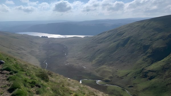 Bergige Landschaft mit Seen und Wasserfällen in der Nähe der Barnard Castle School.