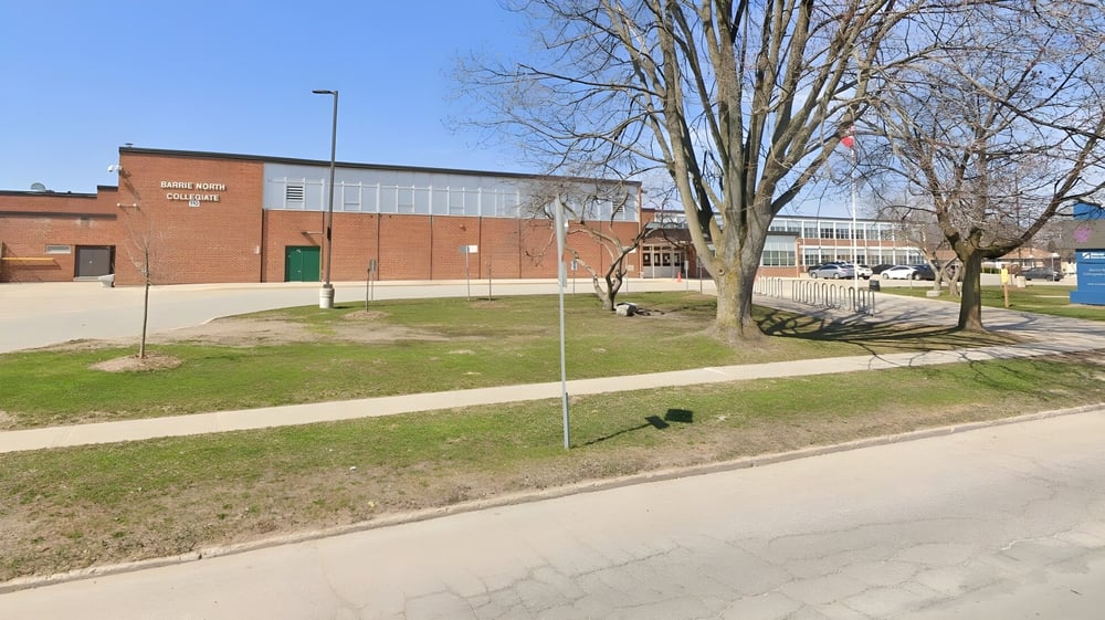 Backsteingebäude mit einem großen Schild steht auf dem Campus des Barrie North Collegiate Institute.