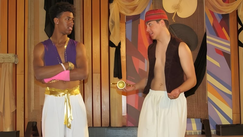 Zwei Personen stehen vor einem bunten Muster auf dem Gelände der Bashaw School.