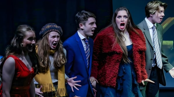 Schüler der Battle Abbey School führen eine Theateraufführung auf einer dunklen Bühne vor.