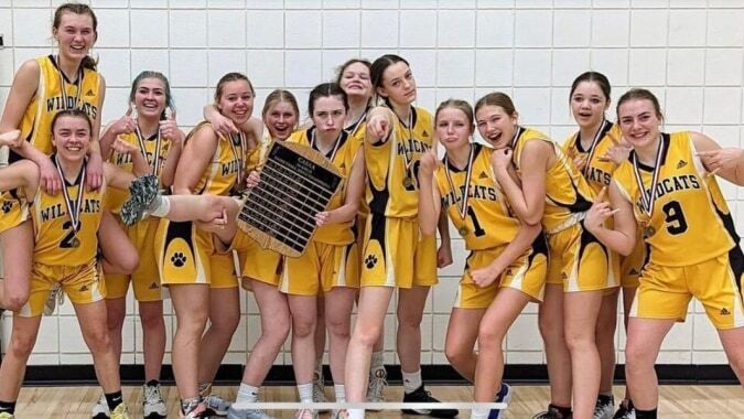 Eine Gruppe junger Basketballspielerinnen der Bawlf School steht gemeinsam in der Sporthalle.
