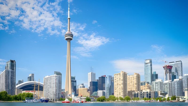 Der ikonische Turm steht im Vordergrund vor der modernen Stadtsilhouette auf dem Campus der Bayridge Secondary School.