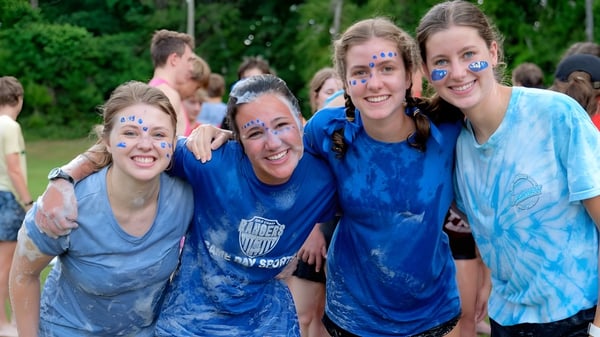 Eine Gruppe von Schülerinnen und Schülern der Bayshore Christian School steht im grünen Außenbereich zusammen.